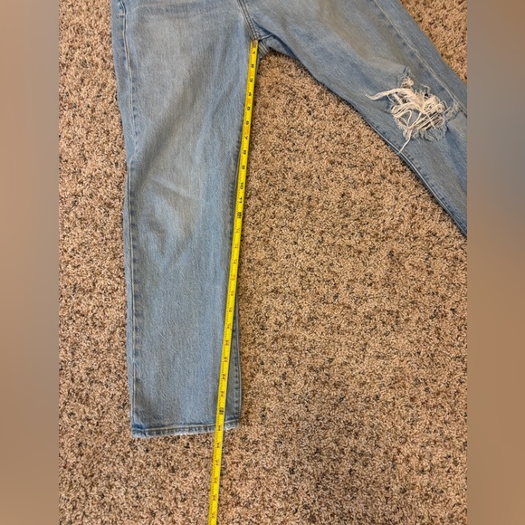 Levi’s Wedgie Straight in Distressed Light Wash - Picture 8 of 8
